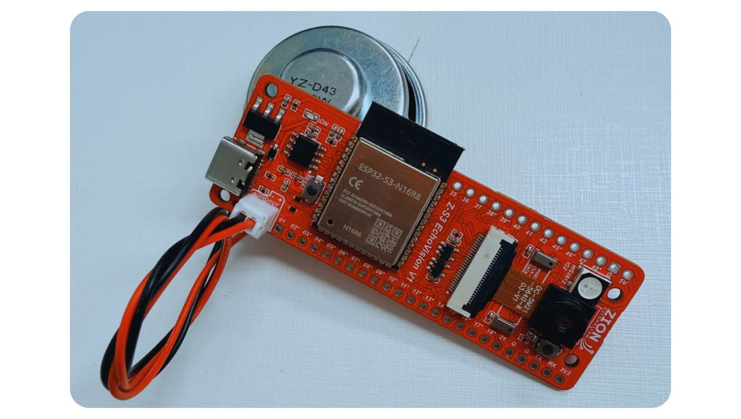 Z-S3 EchoVision ao lado do alto-falante 4 ohms e 3 watts que acompanha a placa