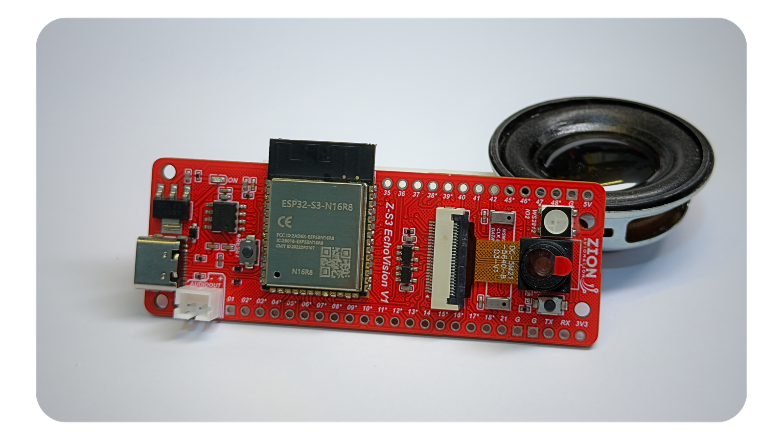 Z-S3 EchoVision ao lado do alto-falante 4 ohms e 3 watts que acompanha a placa